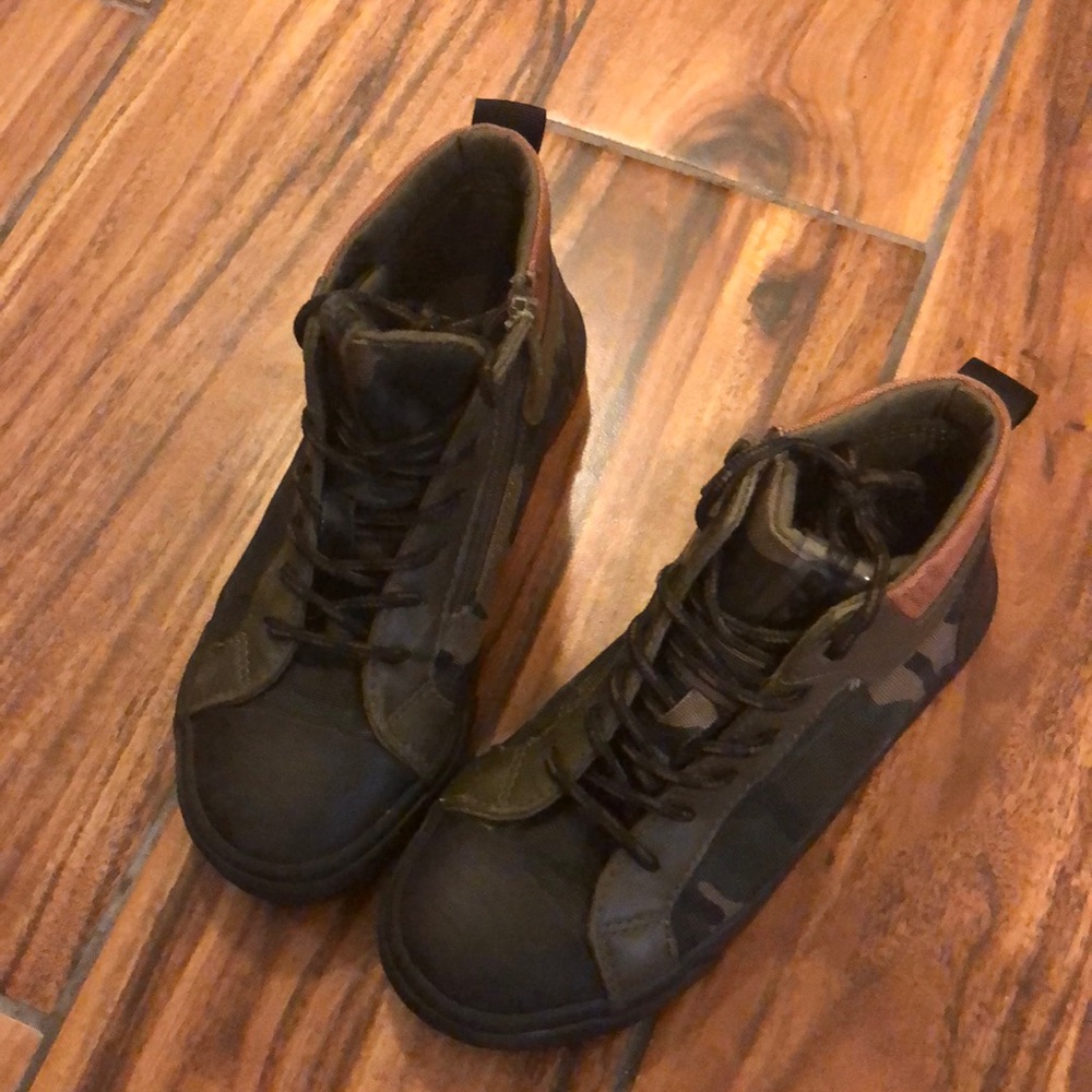 Boy fatigue sneakers size 12 - Picture 2 of 2